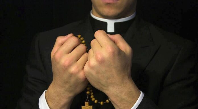 Sacerdote es detenido por realizar tocamientos a menor en Apodaca.