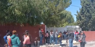 Encuentran a menor con una pistola en una escuela de Saltillo, Coahuila.