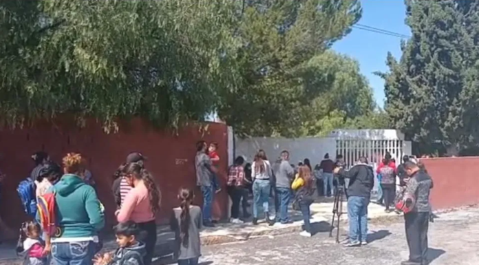 Encuentran a menor con una pistola en una escuela de Saltillo, Coahuila.