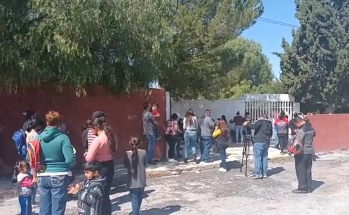 Encuentran a menor con una pistola en una escuela de Saltillo, Coahuila.