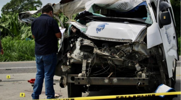 El accidente en carretera dejó a 2 muertos y 6 heridos.
