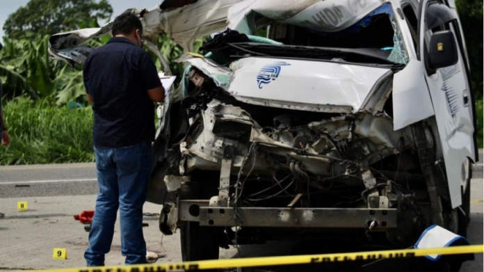 El accidente en carretera dejó a 2 muertos y 6 heridos.