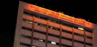 Clínica 25 del IMSS sufre problemas en uno de sus elevadores dejando atrapadas a 13 personas.