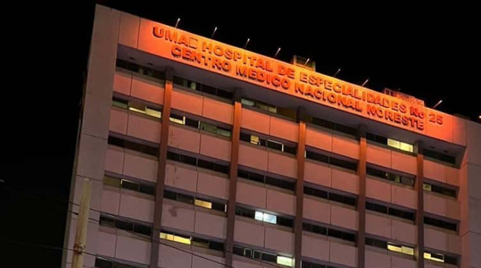 Clínica 25 del IMSS sufre problemas en uno de sus elevadores dejando atrapadas a 13 personas.