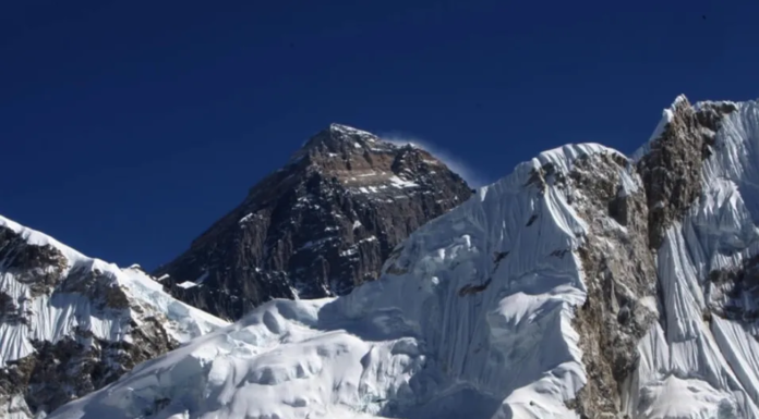 La avalancha en el Himalaya ha provocado que 33 personas queden atrapadas y cuatro han perdido la vida.