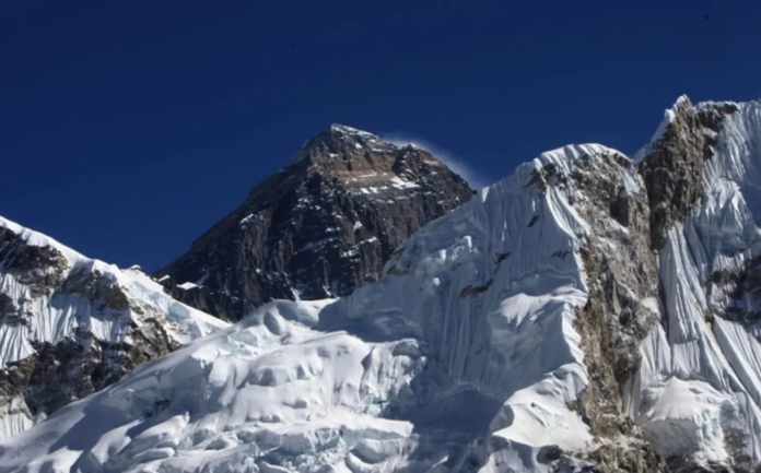 La avalancha en el Himalaya ha provocado que 33 personas queden atrapadas y cuatro han perdido la vida.