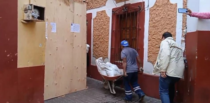 Clausuran callejón del beso en Guanajuato, donde la propietaria fue acreedora de una multa.