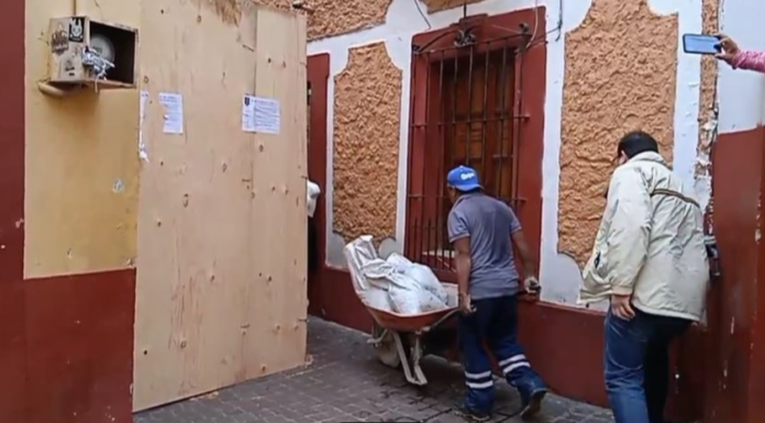 Clausuran callejón del beso en Guanajuato, donde la propietaria fue acreedora de una multa.