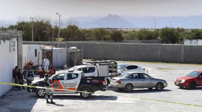 Jefe de tránsito de Zuazua fue ejecutado por delincuentes que viajaban en un Versa.