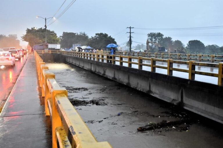 Centroamérica reporta tres muertos tras el paso de Julia.