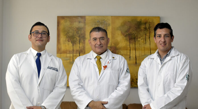 Los tres médicos del IMSS lograron la proeza después de 8 horas de trabajo.