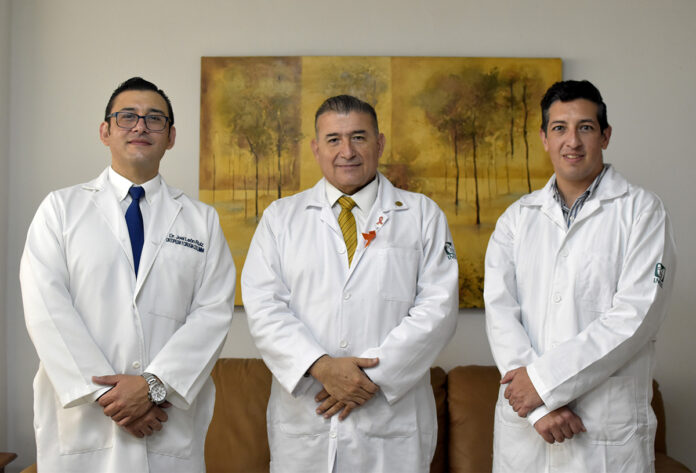 Los tres médicos del IMSS lograron la proeza después de 8 horas de trabajo.