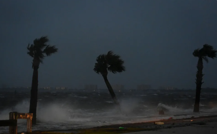 La tormenta tropical Nicole tocó las costas de Florida este jueves por la madrugada.