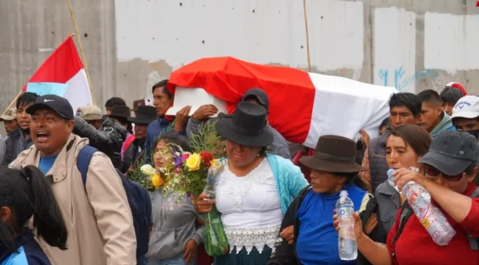 Perú lleva casi dos días en medio de manifestaciones que ya han atacado dos estaciones de televisión y se han perdido 7 vidas humanas.