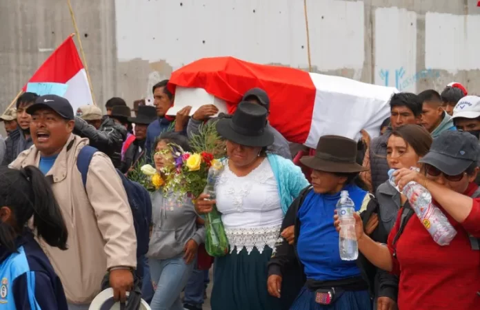 Perú lleva casi dos días en medio de manifestaciones que ya han atacado dos estaciones de televisión y se han perdido 7 vidas humanas.