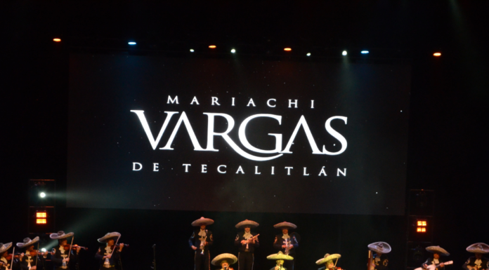 El Mariachi Vargas de Tecalitlán con un Auditorio Pabellón M encantado por los melodiosos instrumentos que manejan sus integrantes.