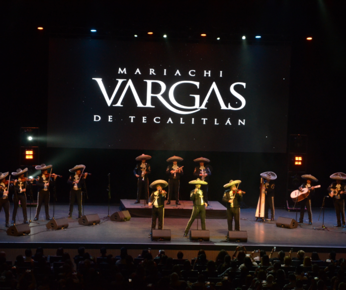 El Mariachi Vargas de Tecalitlán con un Auditorio Pabellón M encantado por los melodiosos instrumentos que manejan sus integrantes.