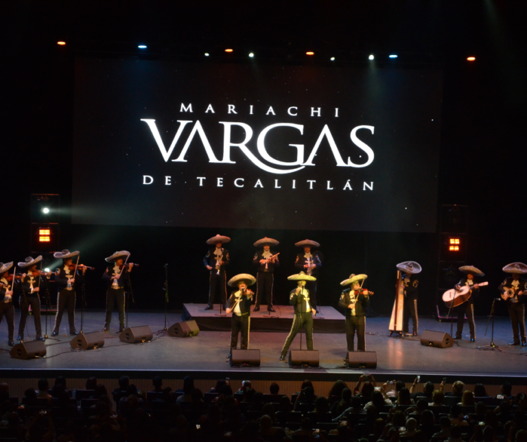 El Mariachi Vargas de Tecalitlán con un Auditorio Pabellón M encantado por los melodiosos instrumentos que manejan sus integrantes.