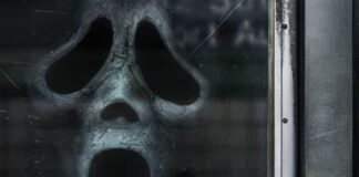 Ghostface aterrorizando a los protagonistas en el metro de Nueva York.