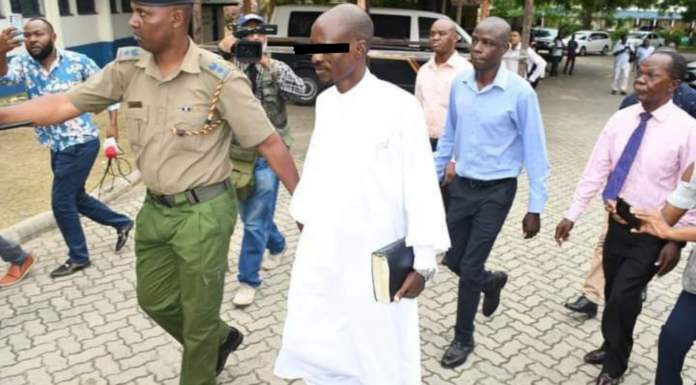 El pastor de Kenia es conocido por llevar a cabo su servicio religioso en una comunidad al sur de país.