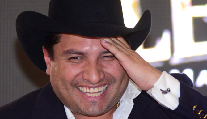 Julión Álvarez sufre tremenda caída jugando a las sillas