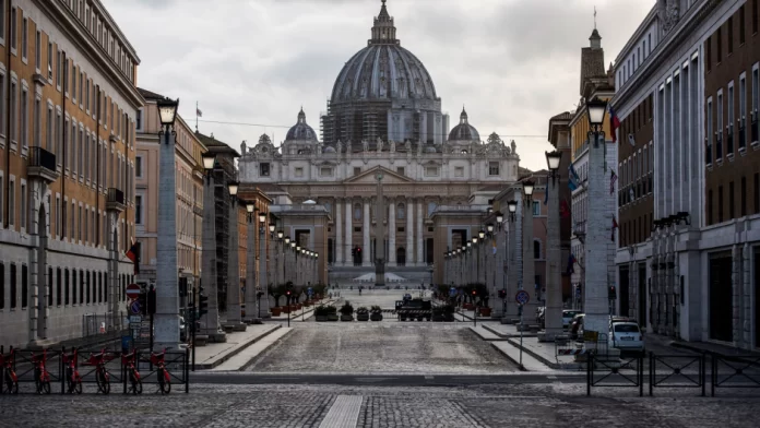 El Vaticano fue irrumpido por un hombre en estado inconveniente que accedió con un auto.