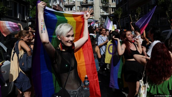 Activistas arrestados en marcha de orgullo