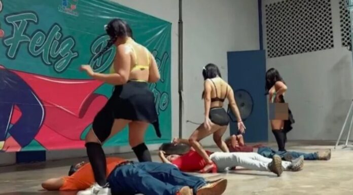 Alcalde contratró strippers para el Día del Padre
