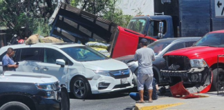 Camion de cerveza pierde los frenos y choca en Avenida Humberto Lobo, SPGG, N.L.