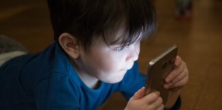 Europa controla los celulares para menores de edad
