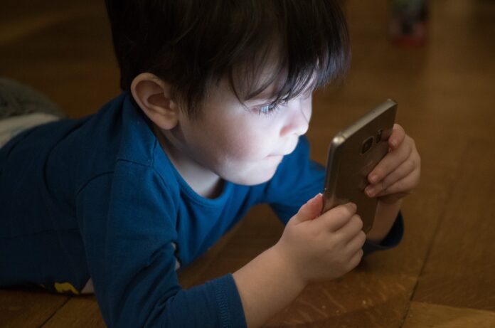 Europa controla los celulares para menores de edad