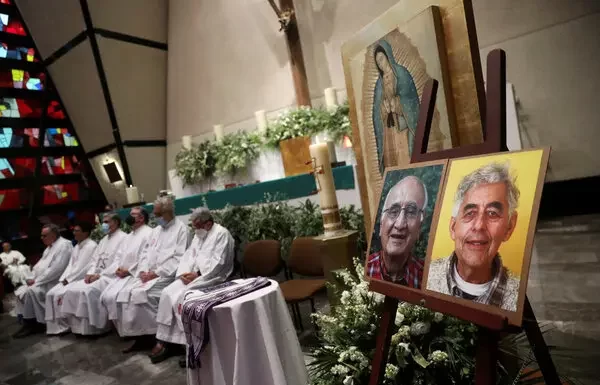 Un minuto de campanadas para Sacerdotes Jesuitas