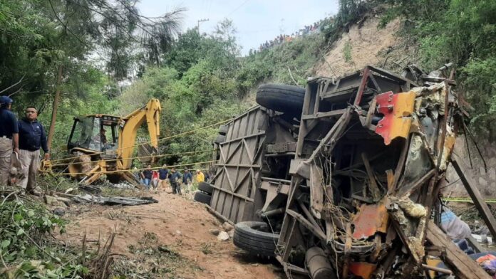 Autobús vuelca cobrando vidas e hiriendo a más