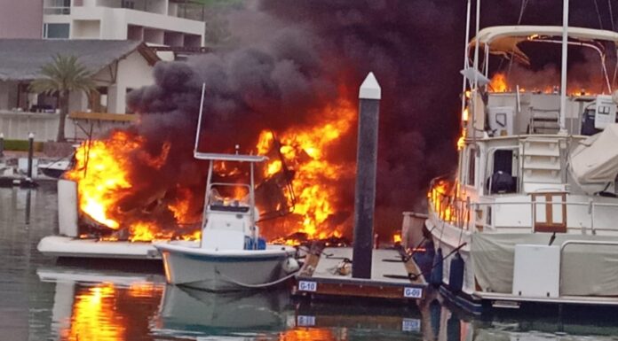 Dos yates se incendian en La Paz, Baja California Sur