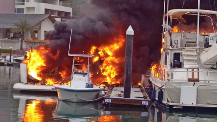 Dos yates se incendian en La Paz, Baja California Sur