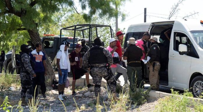 Rescatan a migrantes de un camión abandonado