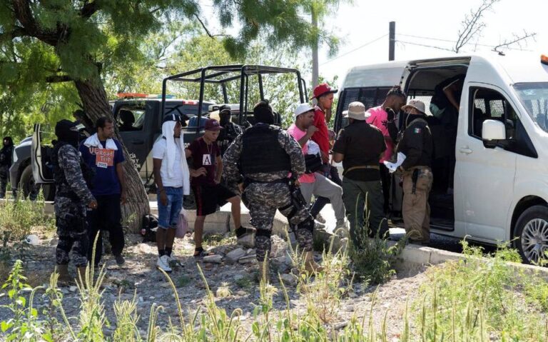 Rescatan a migrantes de un camión abandonado