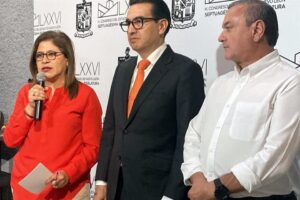 Integrantes de la bancada legislativa de Movimiento Ciudadano en Nuevo León. Diputada local, Sandra Pámanes; coordinador de los diputados emecistas, Eduardo Gaona; diputado local, Héctor García. (De izq-der)