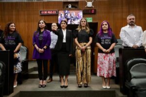 La panista Cecilia Robledo tomando protesta del cargo como diputada local en el Congreso de Nuevo León.