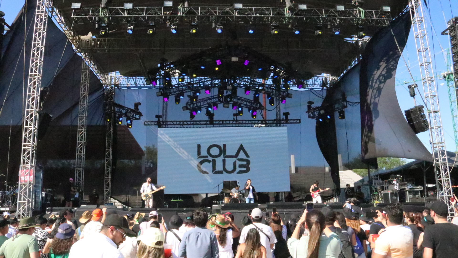 Lola Club en el escenario principal del Tecate Food Truck Fest 2023