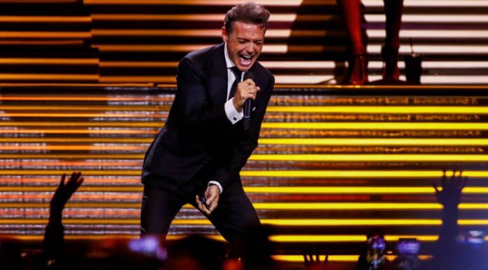 La más reciente apariencia de Luis Miguel preocupa a los fans y levanta rumores de un doble cantando en su gira.