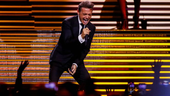 La más reciente apariencia de Luis Miguel preocupa a los fans y levanta rumores de un doble cantando en su gira.