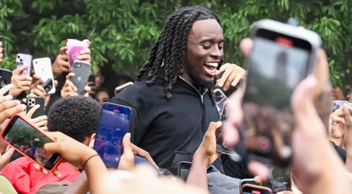 Levantan cargos a influencer estadounidense que causó caos en la ciudad de Nueva York.