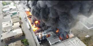 Fuerte incendio en fábrica de esponhas en Tijuana