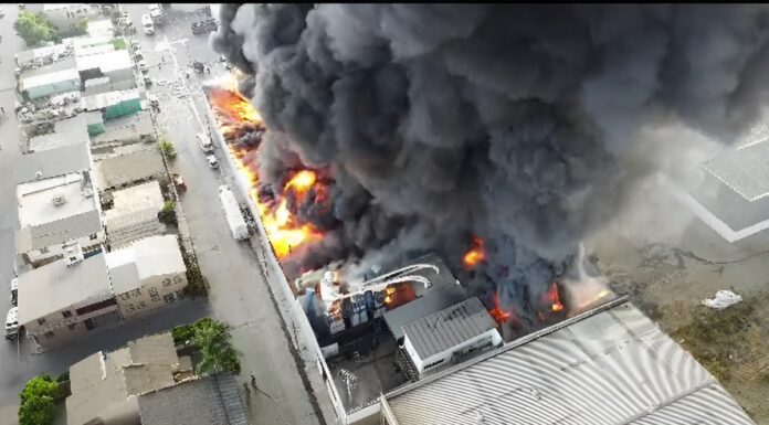 Fuerte incendio en fábrica de esponhas en Tijuana