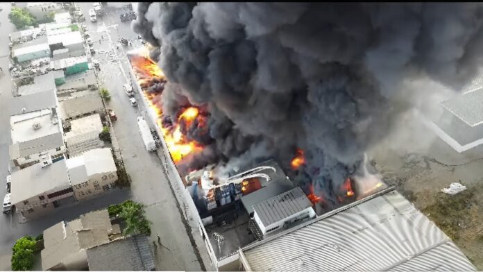 Fuerte incendio en fábrica de esponhas en Tijuana