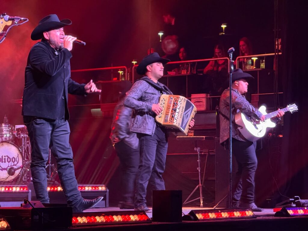 Sólido interpretó sus grandes éxitos ante el público regio.