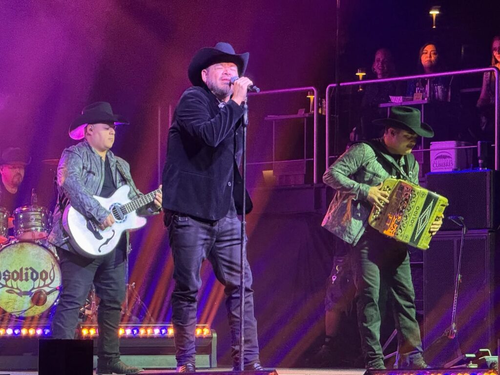 El concierto comenzó a las 10:38 p.m., unos minutos después del horario programado.