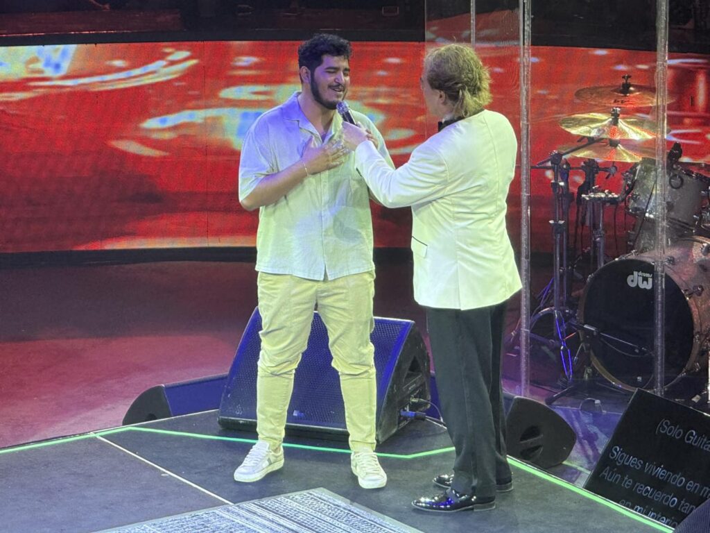 Un fan subió al escenario para cantar junto a Cristian.