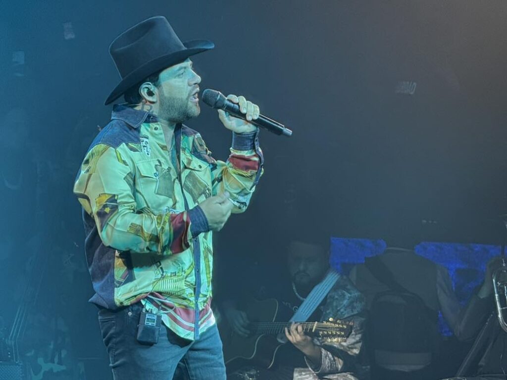 Luis R. Conriquez interpretó más de una docena de corridos durante la noche.